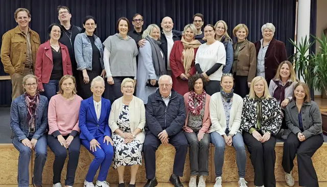 30-jähriges Maturatreffen an der HLUW Yspertal. (4.v.l.) Edit Wernad, Klassenvorstand beim Start vor 35 Jahren, (5.v.l.) Johann Zechner ein Umweltpionier und Vorreiter für nachhaltiges Denken in der Bildungslandschaft von Österreich.  | Foto: Foto: HLUW Yspertal