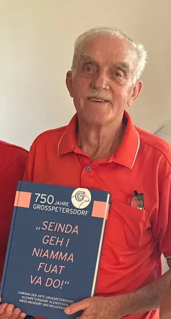 Erwin Schmidt mit der Großpetersdorf-Chronik. | Foto: Markus Kaiser