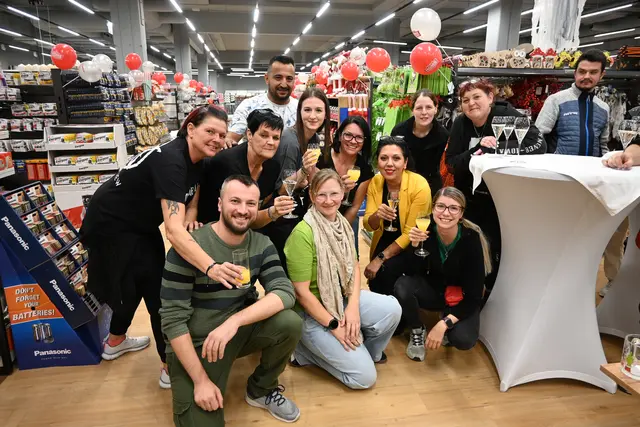 Das Woolworth-Team feiert die Neueröffnung der 50. Filiale in Österreich. Der neue Laden befindet sich im Greif Center Innsbruck.  | Foto: Lucia Königer