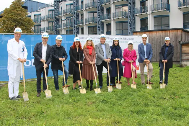 LR Cornelia Hagele mit Primar Dr. Hannes Gänzer, GF BKH Schwaz MMag. Andreas Hoppichler, Bmstr. Ing. Hans Feller Fa Bodner, CH, Schuldirektorin Mag. Gertrud Vogler-Harb, Gemeindeverbandsobmann Franz Hauser,  VW, Mag. Julia Muglach Geschäftsführung EKIZ Schwaz, Ing. Mag. Edgar Gmeiner
Leiter Finanz- und Rechnungswesen Tigewosi
 | Foto: Foto: Walpoth