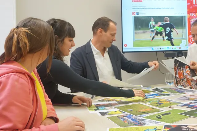 Gloria Zimmermann, Lea Mantinger und Thomas Zerlauth mit den prüften Blick auf die Fotos. | Foto: MeinBezirk/Jan Thönnessen