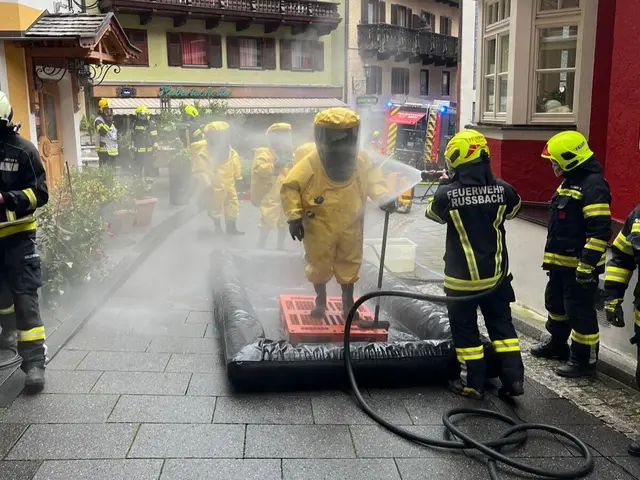 Feuerwehrleute mit Atemschutz und gasdichten Schutzanzügen waren beim Chlorgas-Austritt in St. Wolfgang im Einsatz. | Foto: BFKDO Gmunden