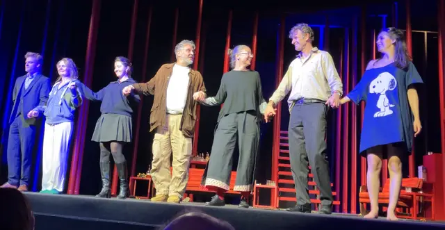 Schlussapplaus für vier Schauspieler und das Leading Team (Rüdiger Hentzschel - Regie und Raum, Anna Pollack - Kostüme, Andreas Pamperl - Licht, Gerda Fischer - Maske, Fritz Rainer - musikalische Einrichtung) | Foto: Stockmann