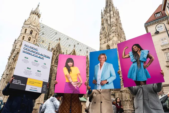 Frauen setzen ein starkes Zeichen gegen Schoenheitsdruck und Ageismus in der Wiener Innenstadt. | Foto: Pure Encapsulations_Sabine Sattlegger