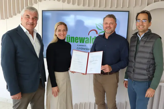 Bürgermeister Karl Bohnstingl gratuliert: Julia Grünewald, Andreas Jud, Jakob Grünewald (v.l.) | Foto: Gerhard Langmann