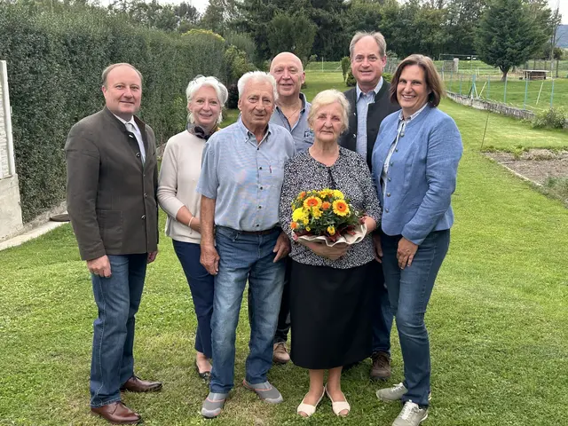 Jubilarin Elisabeth Schulz (mit Blumen) mit Ortsvorsteher Markus Maurer (ÖVP), Tochter Karin Kober, Gatte Walter, Sohn Manfred Schulz, Schwiegersohn Michael Kober und Landeskammerrätin Bettina Trapl | Foto: Bettina Trapl