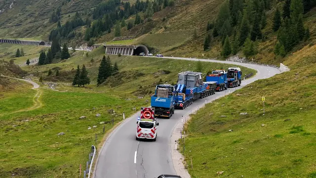 Mit einem aufwändigen Transport hat der erste von zwei Maschinentrafos das Pumpspeicherkraftwerk im Kühtai erreicht. | Foto: Tiwag