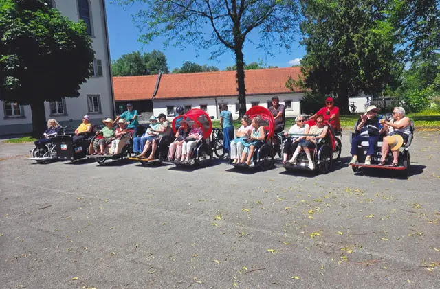 Foto: Josef Vonach (re) tritt für Senioren ordentlich in die Pedale und erzählt bei Andreas Seeburger (li) in der Fernsehgondel am Muttersberg, über seinen Rickschaeinsatz bei der Organisation "radeln ohne Alter."