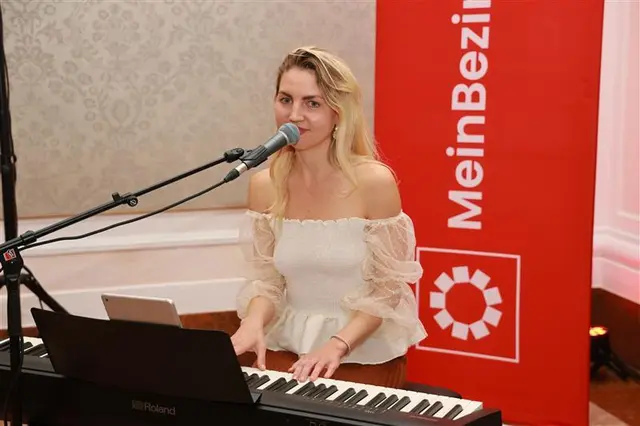 Beim Regionalitätspreis der RegionalMedien Salzburg war die gebürtige Grödigerin nicht nur Gast, sondern musikalisches Highlight des Abends.  | Foto: Franz Neumayr