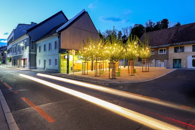 Um den Platz der Begegnung in der Trofaiacher Hauptstraße zu schaffen, wurden zwei leerstehende Häuser abgerissen. Dies erleichterte die Zufahrt für Einsatzkräfte, legte den Bach frei und schuf Platz für eine moderne Bushaltestelle. Komplett gefördert wurde das 700.000 Euro-Projekt durch Gelder des Bundes, der EU, der KLAR-Region und des Regionalmanagements Ost. | Foto: Armin Russold