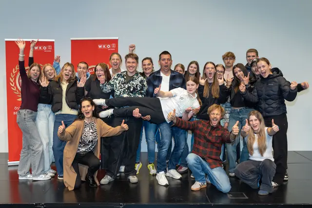 Anna Gruber wurde als "Junior Sales Champion National" von ihrem Chef Roland Unterlercher und ihrem Fanclub, bestehend aus Mitschüler:innen und Fachlerer:innen der TFBS Kitzbühel, gebührend gefeiert.

 | Foto: WKS