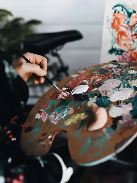 ... Werke von zwölf Künstlern. | Foto: Tabitha Turner/Unsplash