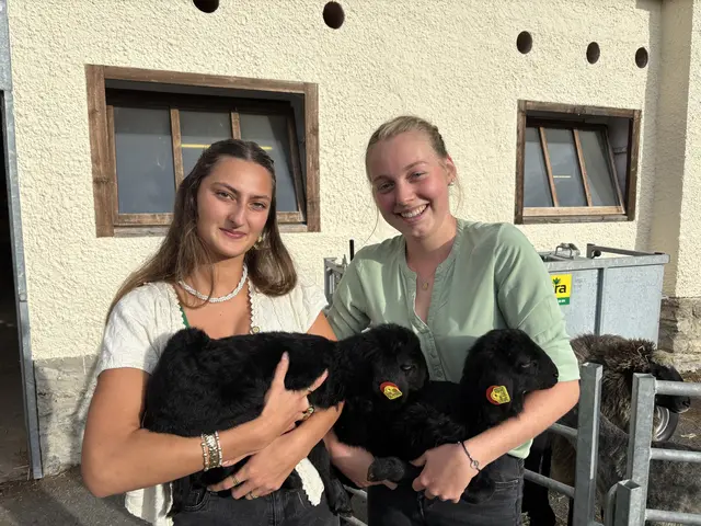 Katharina und Laura mit zwei Lämmern der schuleigenen Schafherde. | Foto: MeinBezirk