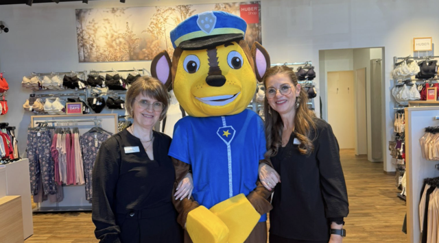 Paw-Patrol-Hund Chase streifte als „Walking Act“ durch die Gänge und verteilte fleißig Süßes und kleine Goodies. | Foto: shoma marketing gmbh
