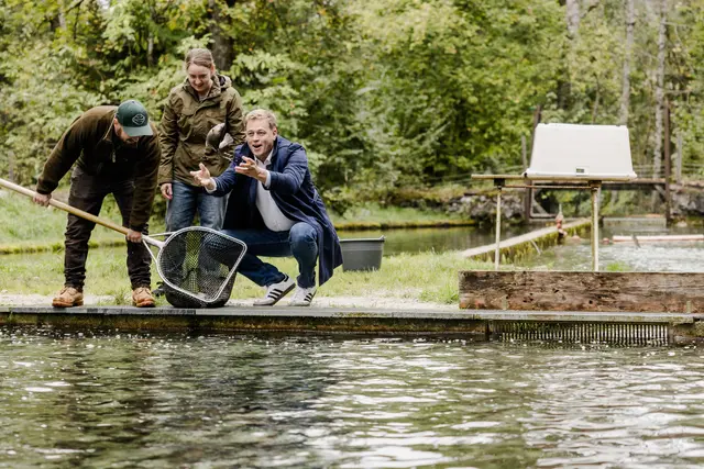 Umwelt- und Klima-Landesrat Stefan Kaineder besichtigte die Fischzucht von Johanna und Markus Rohn in Grünau im Almtal. | Foto: Land OÖ/Werner Dedl