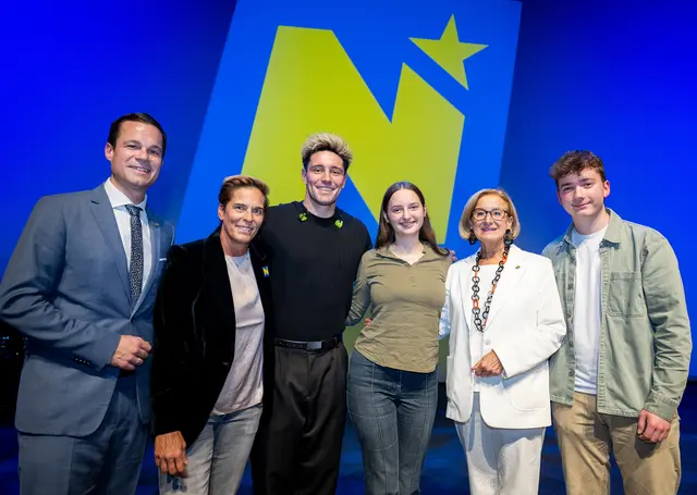 Feierstunde für Niederösterreichs Maturantinnen und Maturanten mit Auszeichnung im Festspielhaus St. Pölten. Im Bild Landeshauptfrau Johanna Mikl-Leitner mit Rudi Roubinek, Alexander Eder und Michaela Dorfmeister. | Foto: NLK Pfeffer