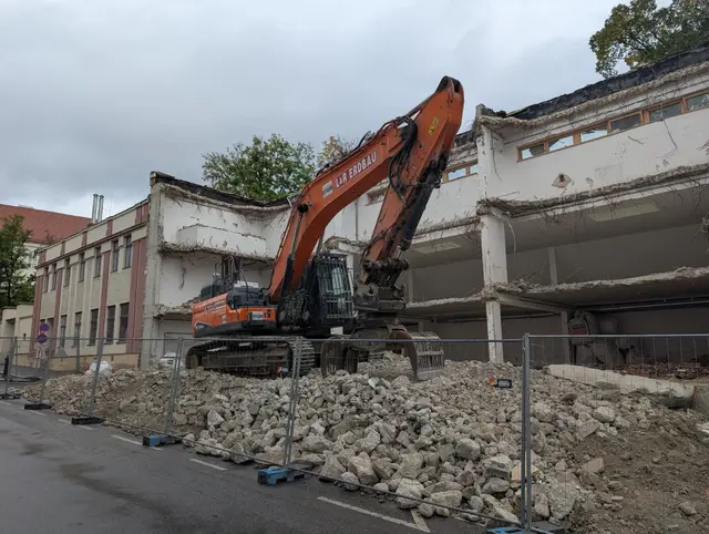 In der Boltzmanngasse 9a ist der Bagger angerollt. | Foto: Fabian Franz/MeinBezirk