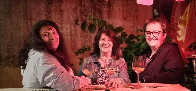 Im Außenbereich gönnten sich die Besucher ein kühles Getränk an der Bar.  | Foto: SV Aistersheim