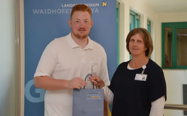 Zivildiener Daniel Altrichter und stellv. Pflegedirektorin Doris Fidi | Foto: Landesklinikum Waidhofen/Thaya