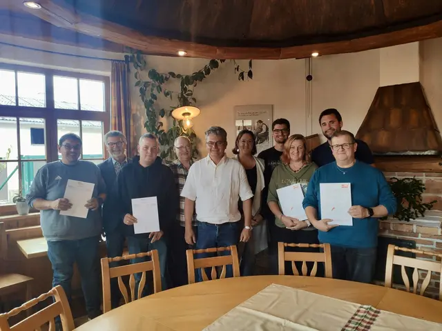 Am Foto von links Heimo Jung (Bildungspass erhalten), Bgm. Manfred Fenster, Daniel Fasching (Bildungspass erhalten), Franz Leimhofer (Ehrennadel in Silber erhalten), Ortsparteivorsitzender Josef Aschauer, Claudia Schuhbauer, Mathias Aschauer, Gabriele Palmetshofer (Ehrennadel in Silber erhalten), Hannes Schuhbauer, Manfred Lumesberger (Ehrennadel in Silber erhalten). | Foto: SPÖ