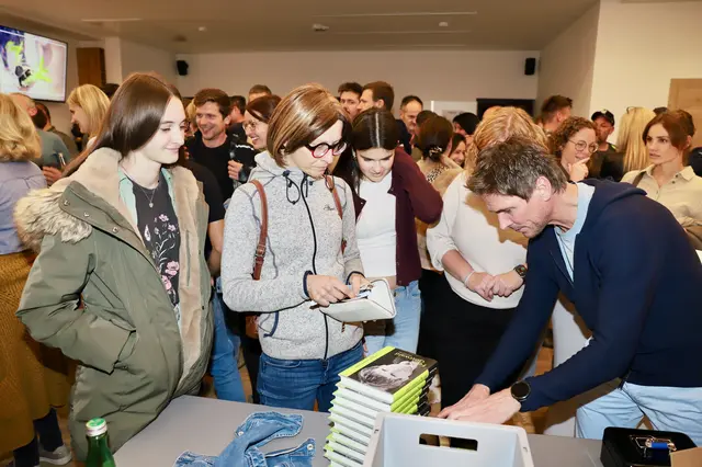 Im Anschluss an den Vortrag fand auch das erste Buch von Felix Gottwald reißenden Absatz; im November erscheint das nächste. | Foto: Alfred Mayer