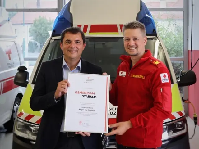 Gerald Schöffmann und Philipp Wiatschka bei der Übergabe der Partnerschaftsurkunde.
 | Foto: Rotes Kreuz Eferding &amp; Raiffeisenbank Region Eferding