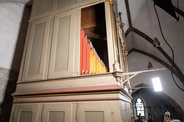 Das Innenleben der Orgel wurde bereits ausgebaut, nun steht das leere historische Gehäuse da und wartet auf seine neue Bestimmung. | Foto: Pfarre Kuchl