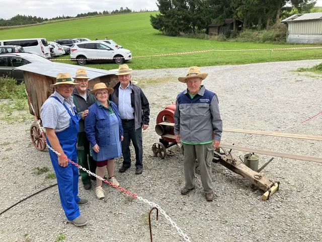 Das Vorführteam war top motiviert und zeigte den rund 500 Besuchern, wie die Bauern früher die Ernte droschen. | Foto: Hofinger
