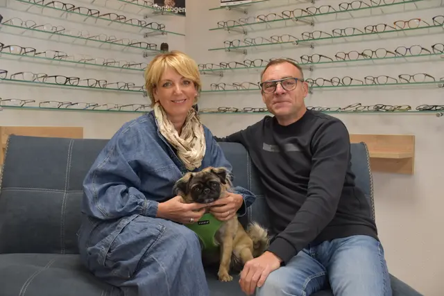 Silke und Martin Schade mit Mops Funny, der im Geschäft als "Kundenbetreuer" mitarbeitet. | Foto: Kainz
