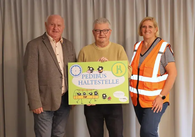 Karl Latzl (Mitte) Allianz Versicherungsagentur Latzl GmbH mit BGM Ernst Wendl und Michaela Lagler (Organisatorin Pedibus). | Foto: Marktgemeinde Himberg