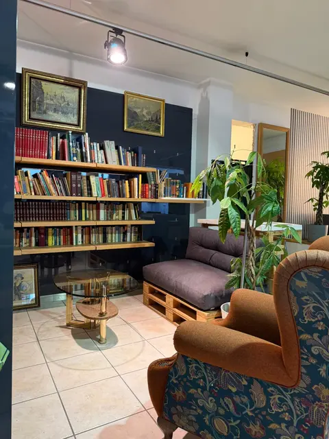 Sogar eine eigene Bibliothek hat in den Räumlichkeiten Platz gefunden. | Foto: Erich Brugger