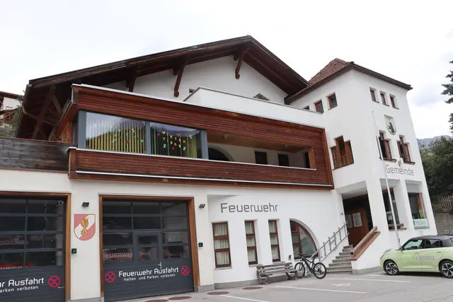 Das Gemeindehaus in Kauns, in dem auch die Feuerwehr und ein Kindergarten untergebracht sind. | Foto: Thomas Seelos