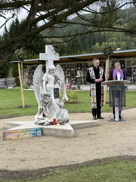 Den feierlichen Abschluss bildete die gemeinsame Segnung der Gedenkstätte durch den katholischen Pfarrer David Simon und die evangelische Pfarrerin Daniela Weber. | Foto: Stadtwerke Trofaiach