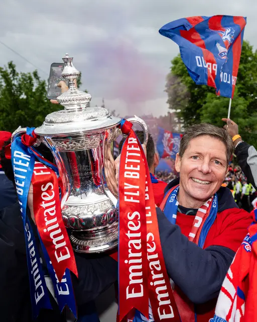 Er nehme diesen Preis stellevertretend für sein 40-köpfiges Betreuerteam und die Mannschaft an, sagt Oliver Glasner, der hier mit der FA-Cup-Trophäe zu sehen ist.  | Foto: CPFC