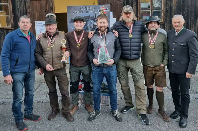 Von links: Johann Hillerzeder, Albert Oberascher, Julian Engel, Bernhard Essl, Christian Wesenauer, Michael Swete und LAbg. Josef Schöchl. | Foto: Josef Schöchl
