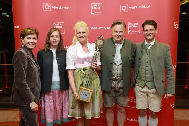 Bei der Regionalitätspreisverleihung 2025, Kategorie "Nachaltigkeit im Tourismus", v. li.: Preisüberreicherin Brigitta Pallauf (Landtagspräsidentin Salzburg), Nicole Fuchsberger (Mitarbeierin bei LEADER Biosphäre Lungau), Petra Lüftenegger (Geschäftsführerin von LEADER Biosphäre Lungau), Franz Gfrerer (Geschäftsführung und Gebietsbetreuung Naturpark Riedingtal), der Zederhauser Bürgermeister Thomas Kößler (Obmann Naturpark Riedingtal),. | Foto: Neumayr