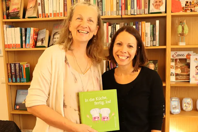 Brigitte Kürschner und Sabine Wallner (v.l.) ließen mit allen fünf Sinnen verkosten | Foto: Gerhard Langmann