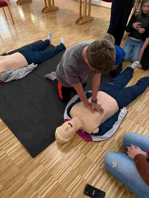 Die Jugendgruppe in Helfenberg traf sich anlässlich des Welttags der Wiederbelebung zum Erste-Hilfe-Training. | Foto: RK