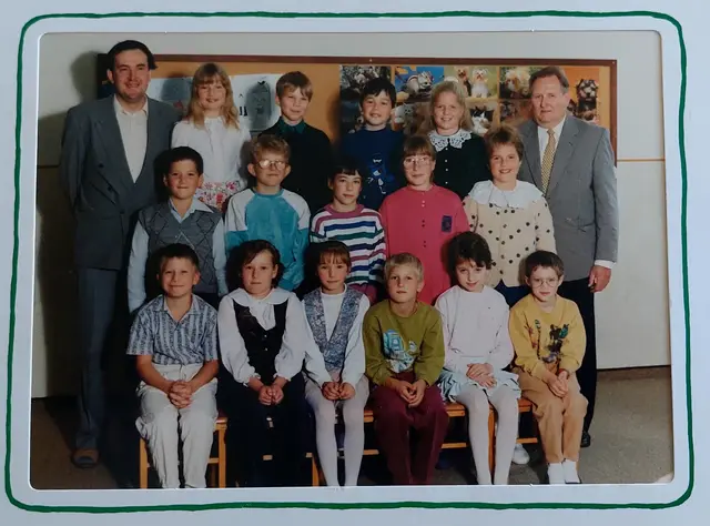 Foto aus dem Jahr 1992: Oben v.l.n.r.: Mag. Alfred Winkler †, Doris Lugauer, Reinhard Schuh, Peter Baireder, Andrea Angel, Dir. Franz Schuster †
Mitte v.l.n.r.: Gerhard Wolf, René Wiesinger, Maria Eichhorn, Katharina Hold, Daniela Berger
Unten v.l.n.r.: Martin Denk, Claudia Duchon, Bettina Kainz, Roman Scharf, Maria Tretthahn, Peter Kerschbaum | Foto: privat