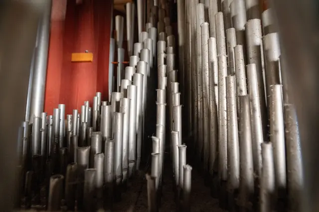 Neben klassischen Geldspenden gibt es eine besondere Möglichkeit, sich direkt einzubringen: Interessierte können Patenschaften für einzelne Orgelpfeifen, ganze Oktaven oder sogar Register übernehmen.  | Foto: Pfarre Kuchl