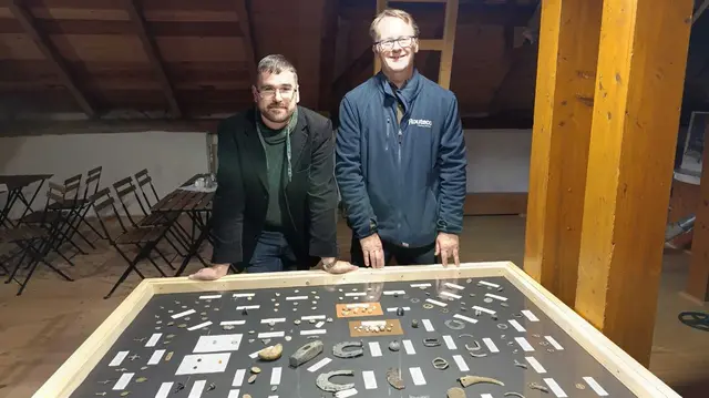 Nun zeigt die Mühle in Rien bis Ende Oktober 2025 die Sonderausstellung "Schätze des Erdbodens". Dabei können seltene Entdeckungen und regionale Fundstücke der Sondengeher Andreas Propst und Paul Hunt bewundern.  | Foto: Hofinger