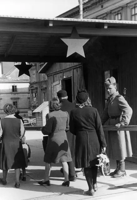 Auf der Nibelungenbrücke in Linz: russische Brückenkontrolle. | Foto: Fotoarchiv Stadt Linz