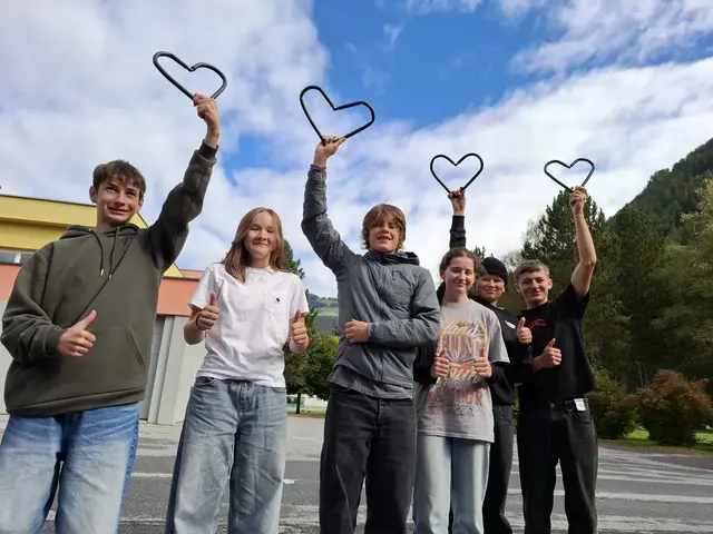 Die PTS Prutz lädt herzlich zum Tag der offenen Tür ein, die Schüler:innen freuen sich über zahlreichen Besuch. 