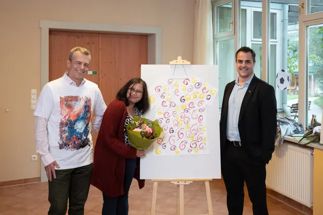 Die Künstlerin und die Sponsoren bei der Prämierung des Sieger-Entwurfs am 26. September 2025: Christoph Zimmel (CEO Grant Thornton), Joanna Kovatsits (Künstlerin, Dorfgemeinschaften Wienerwald), Christoph Schmidl (Grant Thornton) | Foto: Philipp Schuster