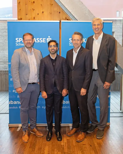 v.l.n.r. Markus Tipotsch (Vorsitzender des Aufsichtsrates), Omid R. Alimohammadi (Direktor BlackRock Asset Management), René Stubler (Leiter Private Banking) und Johannes Haid (Vorstandsdirektor) freuten sich über das große Interesse am Investmentabend. | Foto: Sparkasse Schwaz