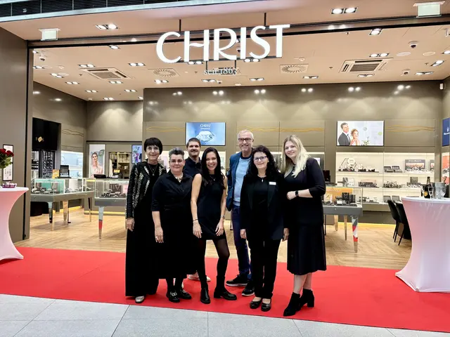 Das Team von Christ Juwelier ist im Atrio gelandet, um zu bleiben. Das gefällt Atrio-Center-Manager Richard Oswald (Dritter von rechts) und Felix Grabner, Bereichsleiter von Österreich und Süddeutschland bei Christ (Dritter von links). | Foto: Peter Kleinrath