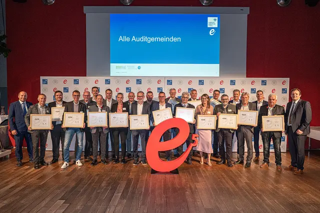 Die Vertreter der Gemeinden und des Klimabündnisses bei der Verleihung der Urkunden. | Foto: Klimabündnis