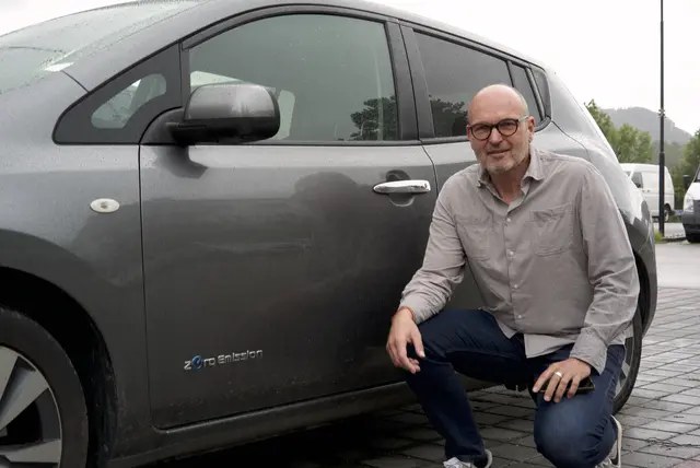 Harald Ponweiser bei dem zwölf Jahre alten E-Auto. | Foto: Santrucek