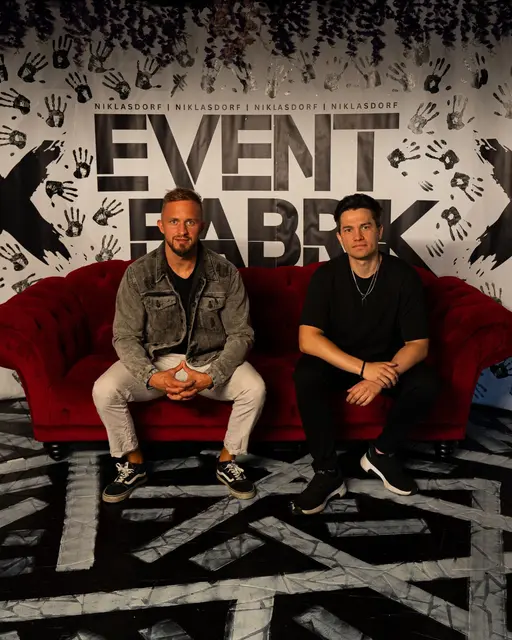 Patrick Schaberreiter und Daniel Ebner (v. l.) setzen in ihrer Eventfabrik auf ein vielseitiges Veranstaltungskonzept. | Foto: Zeitgeist Production
