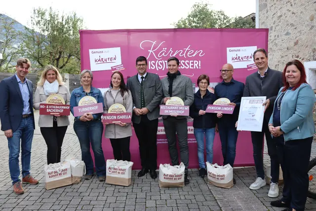 Die teilnehmenden Pilotbetriebe wurden von den Initiatoren ausgezeichnet. | Foto: MeinBezirk.at